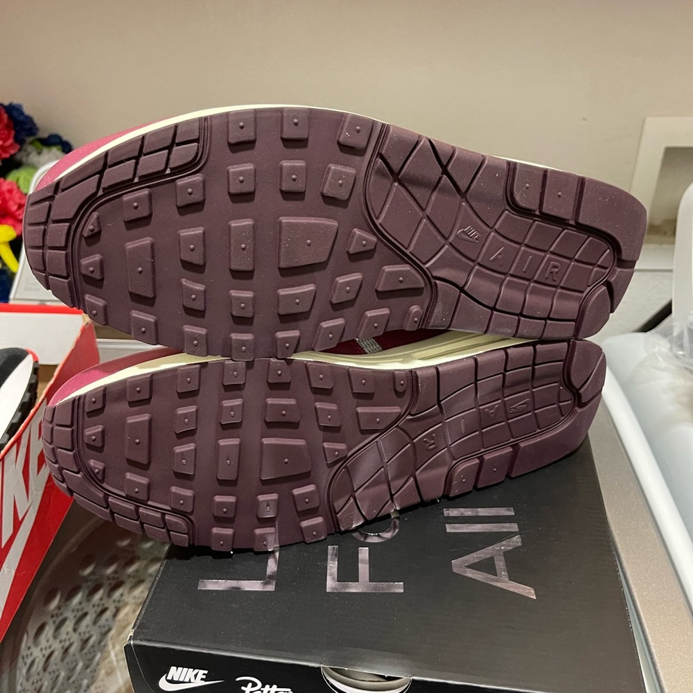 BNIB NIKE AIR MAX 1 PATTA METALLIC SILVER/ MAROON